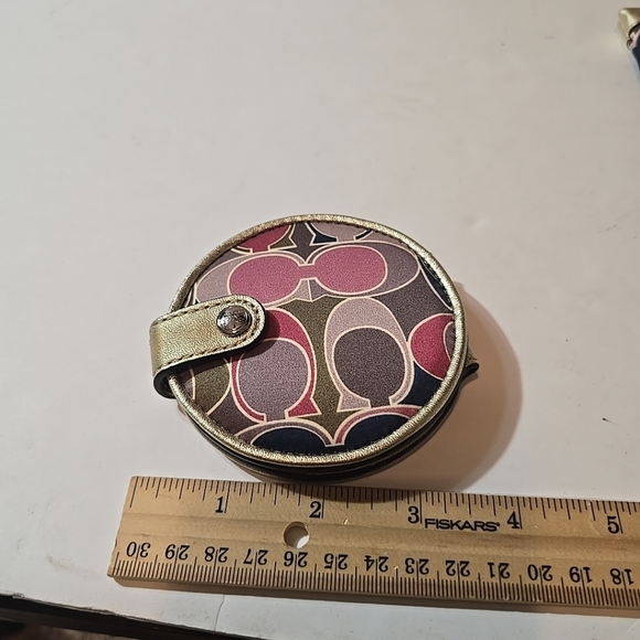 Coach Gallery Scarf Print Sunglass Case + Double Foldable Mirror Set - Picture 8 of 9